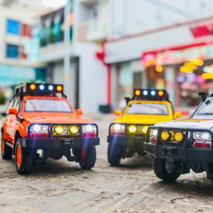 ماکت ماشین مدل تویوتا لندکروزر Toyota Land Cruiser LC80 کد R100