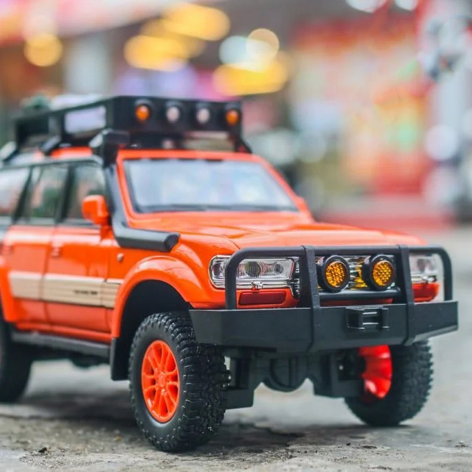 ماکت ماشین مدل تویوتا لندکروزر Toyota Land Cruiser LC80 کد R100