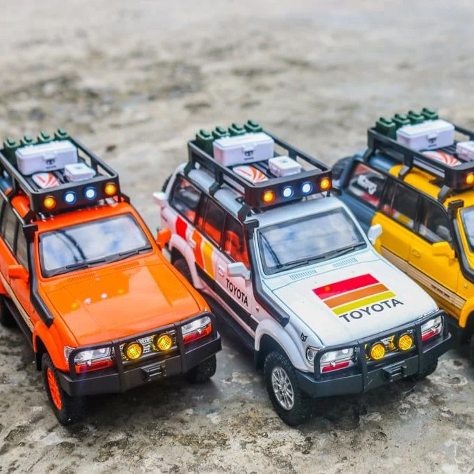 ماکت ماشین مدل تویوتا لندکروزر Toyota Land Cruiser LC80 کد R100